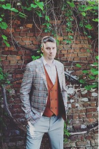 Серый мужской костюм в оранжевую клетку тройка с оранжевой жилеткой Jan Carlucci 7743/594 # 6660-10